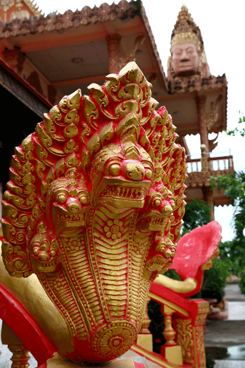  Hình tượng của rắn 5 đầu trang trí tại một tăng phòng trong chùa Xiêm Cán. 