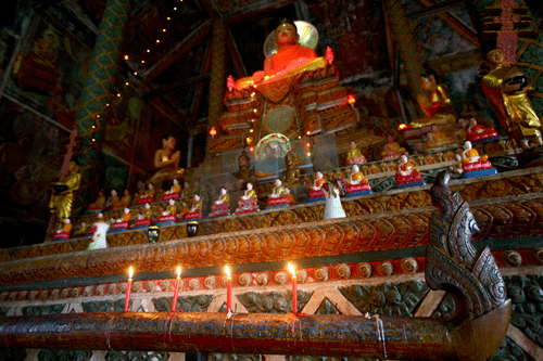 Trong chánh điện, cao hơn hết là một bàn thờ với một tượng Phật lớn, đặt trên các tượng Phật khác ở nhiều tư thế khác nhau biểu hiện cho các thời kỳ hóa thân của đức Phật.