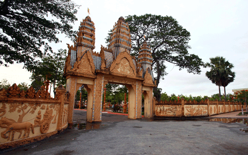    Ba ngôi tháp nơi cổng chùa mô phỏng kiểu kiến trúc Angkor của người Campuchia và tượng hình rắn nhiều đầu được chạm trổ công phu.
