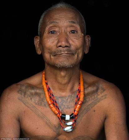 Nhiếp ảnh gia Anh Pete Oxford đã dành nhiều ngày để tìm hiểu về cuộc sống ở Naga - nơi bộ lạc da đỏ Fierce đang sinh sống. Đàn ông ở bộ lạc này được biết đến là những chiến binh săn đầu người cuối cùng trên thế giới, theo Sun. Cuộc sống sinh hoạt thường ngày của thổ dân sống ở vùng Naga.