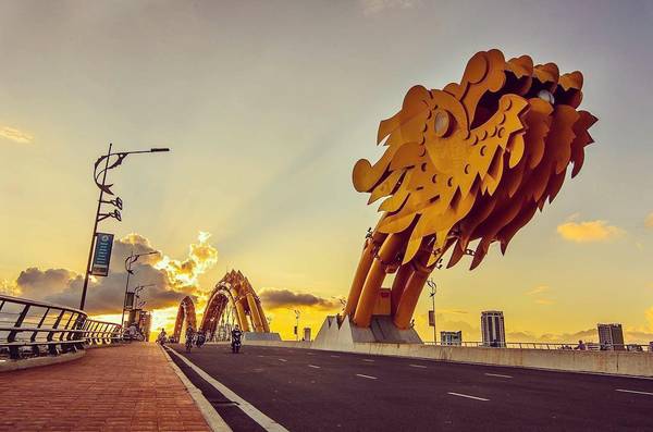 Cầu Rồng phun lửa là một trong những điểm nhấn đặc biệt tại Đà Nẵng. Đồng hành cùng chú rồng lửa, bạn sẽ được chứng kiến màn phun lửa đầy hoành tráng và ánh sáng rực rỡ trên cầu. Hãy đến và trải nghiệm một màn trình diễn tuyệt vời của Cầu Rồng!