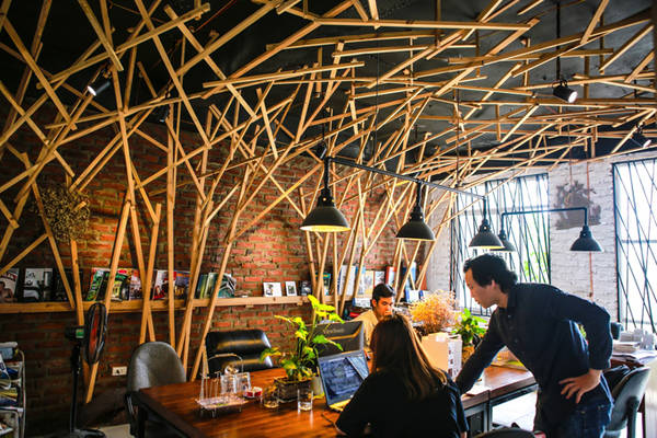 Một văn phòng kiến trúc với phần trang trí bằng gỗ độc đáo.