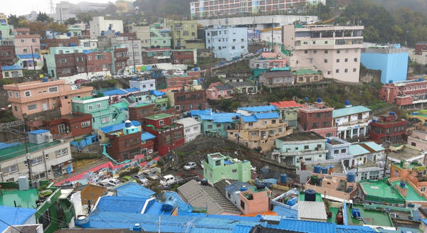  Ngoài ngôi làng tranh tường Ihwa nổi tiếng ở thủ đô Seoul, tại Busan - thành phố lớn thứ hai ở Hàn - cũng có một ngôi làng tranh tường nổi tiếng như thế. Địa điểm này đã được dùng để quay nhiều cảnh phim hoặc nhiều chương trình truyền hình thực tế của Hàn Quốc.