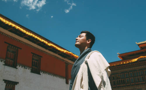 Khoác lên mình bộ Gho truyền thống của đàn ông Bhutan, Phan Anh bắt đầu hành trình khám phá quốc gia bé nhỏ, hiền lành nằm nép mình giữa Ấn Độ và Tây Tạng, ngay cạnh dãy Himalaya.