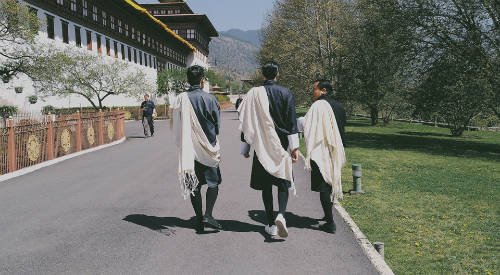 Bhutan là Vương quốc Phật giáo duy nhất còn tồn tại trên thế giới. Để bảo tồn những giá trị đời sống và văn hoá truyền thống, Chính phủ Bhutan không mở cửa du lịch đại trà hay ồ ạt. Để đến đất nước này, du khách bắt buộc phải đi theo tour của các đơn vị du lịch uy tín do Chính phủ chỉ định.