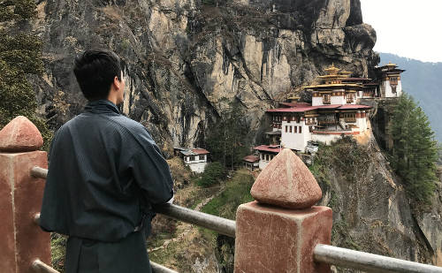 Suốt hành trình chinh phục biểu tượng Phật giáo Bhutan - tu viện Tiger’s Nest nằm vắt vẻo trên núi cao, Phan Anh cảm giác như Phật cũng đang nâng từng bước chân trên nẻo đường mây trắng.