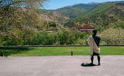 70% diện tích vương quốc Bhutan được phủ xanh bởi những cánh rừng nguyên sinh xanh mướt hay những cánh đồng đang mùa gặt không bị phun chất hoá học. Nam MC chia sẻ, đứng giữa muôn trùng đất trời Bhutan, có đôi khi anh thấy tim nghẹn lại, khoé mắt nhoè đi. Mỗi ngày ở Bhutan, anh đều thấy thân tâm an lạc.