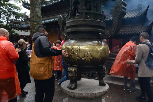 Không chỉ thả tiền xu vào các lư đồng trong chùa, người Trung Quốc còn có quan niệm sờ tay vào linh vật này và đi một vòng. Do đó, phần thân của lư thường nhẵn, bóng