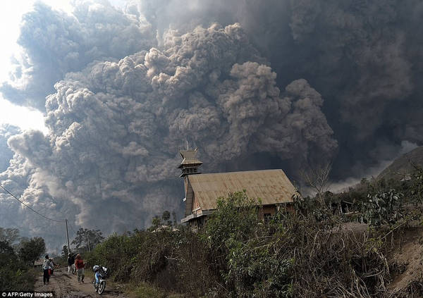 Một đám tro bụi núi lửa phủ lên khu Karo thuộc đảo Sumatra (Indonesia) trong vụ phun trào của núi Sinabung vào tháng 2/2014.