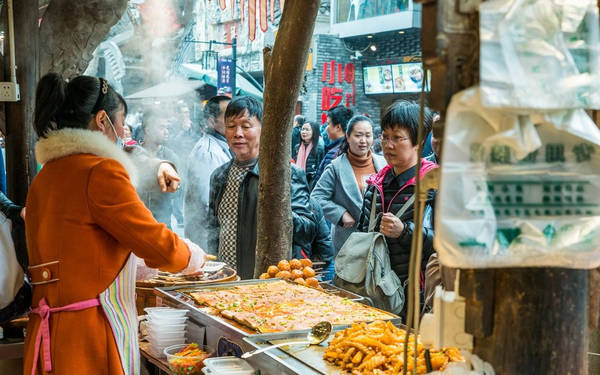Khu Kuanzhai Xiangzi (Ngõ Lớn Ngõ Nhỏ) cũng là nơi giúp du khách tìm hiểu về văn hóa địa phương, với các quán ăn đường phố tấp nập, cửa hàng đồ thủ công và nhà hàng.