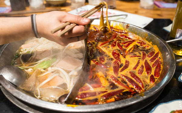 Vị cay đậm đà đầy kích thích của món lẩu Thành Đô nhận được sự chú ý của quốc tế năm 2010, khi Thành Đô góp mặt trong danh sách những thành phố có đồ ăn ngon nhất của UNESCO. Lẩu truyền thống rất cay, nhưng có thể chia thành 2 hoặc 4 ngăn nước dùng với mức độ cay khác nhau.