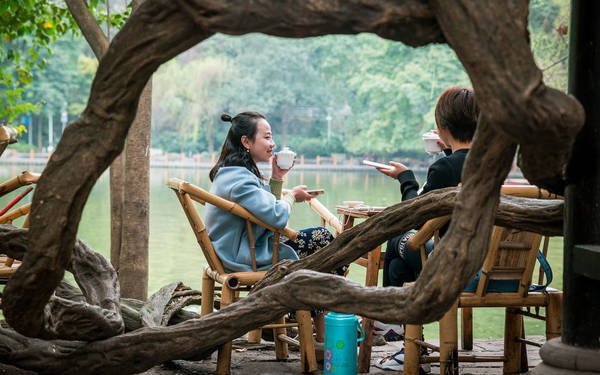 Các quán trà là điểm đến phổ biến ở Thành Đô để gặp mặt, ăn nhẹ và giải trí, nổi bật là quán trà Heming nằm bên bờ hồ tại công viên Nhân dân. Du khách có thể thưởng thức một tách trà nhài trong lúc trò chuyện với bạn bè, chơi mạt chược hoặc thư giãn sau một ngày dài.