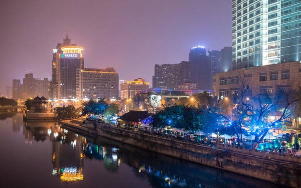 Các quán bar, câu lạc bộ đêm và nhà hàng có thể được tìm thấy dọc bờ sông Cẩm Giang lộng gió tại Lan Quế Phường.