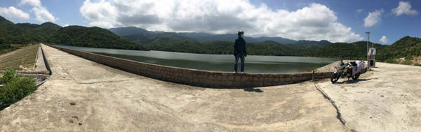 Sau khi khám phá bãi Hõm, tôi đi đến địa danh Đá Hang (hồ nước ngọt). Đây là hồ với một con đập lớn, cảnh sắc không thua gì các hồ ở Đà Lạt mà tôi đã có dịp đến thăm.