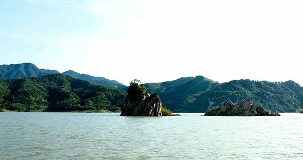Thung Nai được ví như “vịnh Hạ Long” trên sông Đà. Ảnh: mytour