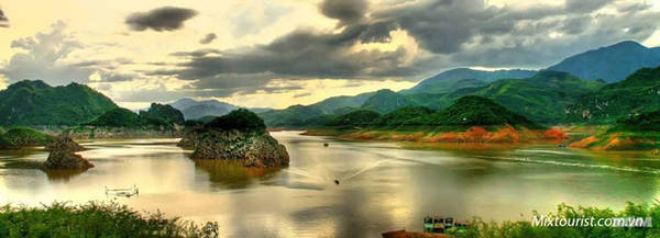 Thung Nai cuốn hút bởi vẻ đẹp hòa quyện giữa sông núi, mây trời. Ảnh: mixtourist