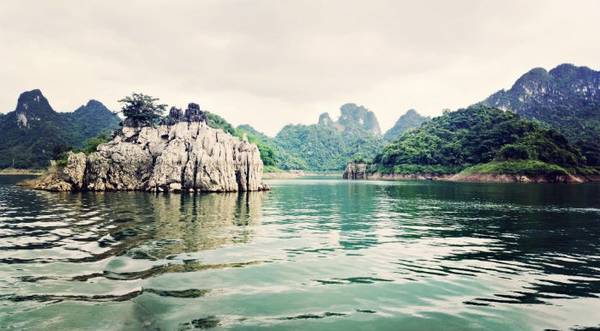 Đi thuyền trên mặt hồ, du khách sẽ cảm nhận rõ hơn vẻ yên ả, thơ mộng của Thung Nai. Ảnh: Internet