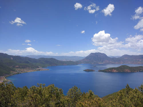 Hồ Lugu nhìn từ Đài quan sát. Ảnh: Trịnh Hiền Thương.