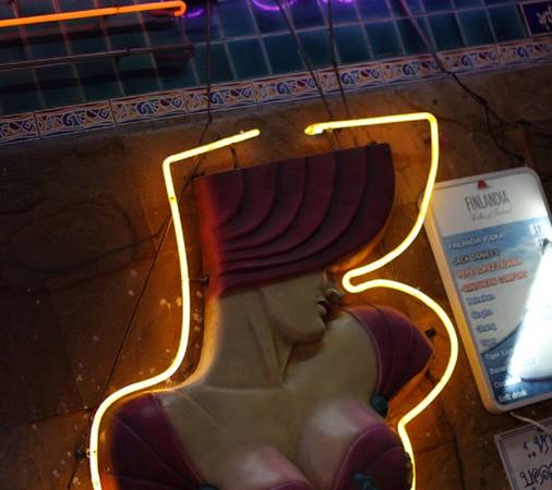 Patpong, Bangkok, Thái Lan Khu đèn đỏ tại thủ đô Thái Lan nằm trên 2 con đường trong chợ Patpong, Nana và Cowboy. Ở đây, du khách dễ dàng nghe thấy những lời mời gọi xem show diễn người lớn, thậm chí là những cuộc ngã giá. Nếu lựa chọn tới quán bar hay câu lạc bộ ở Patpong, du khách nên hạn chế uống rượu bia và trả giá thật thông minh. Ảnh: Flickr.
