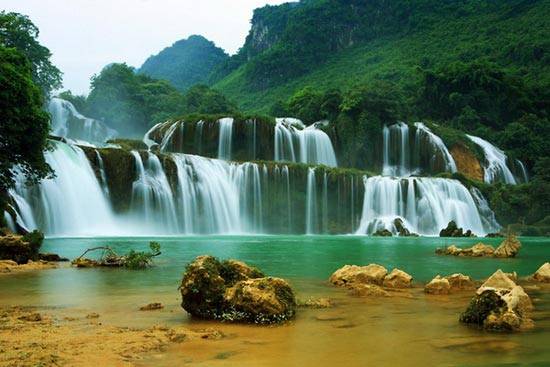 Thác Bản Giốc, Cao Bằng  Là một trong những ngọn thác nổi tiếng nhất Việt Nam, thác Bản Giốc nằm ở xã Đàm Thủy, huyện Trùng Khánh, cách thành phố Cao Bằng khoảng 90 km và cách Hà Nội gần 400 km. Mùa mưa ở đây kéo dài từ tháng 6 tới tháng 9 tạo nguồn nước dồi dào cho thác và vẻ đẹp hùng vĩ nhất trong năm. Tháng 10 tới tháng 5 năm sau là mùa khô, dù nước ít hơn nhưng đường đi dễ dàng, không gian thanh bình hơn cho cả khách đi tour và dân phượt. Vé tham quan thác Bản Giốc là 45.000 đồng/ người lớn và 20.000 đồng/ trẻ em. Video: VTC14.