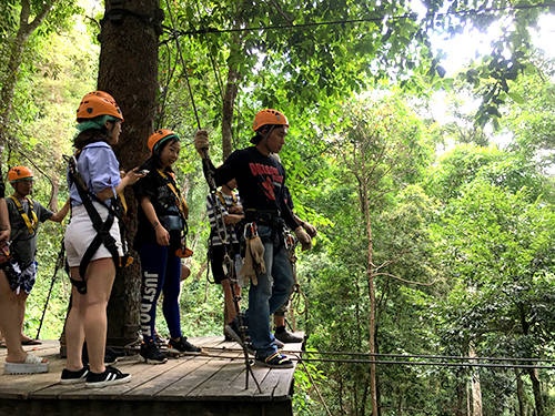 Ngày 3 Một trong những trải nghiệm mạo hiểm hút khách bậc nhất ở Chiang Mai là trượt zipline. Một tour đu dây mạo hiểm thường mất 5 tiếng với giá 1.600 - 2.400 baht (1-1,6 triệu đồng), tùy vào số đường trượt, các thử thách cho khách, bao gồm xe đưa đón và bữa trưa hoặc tối.