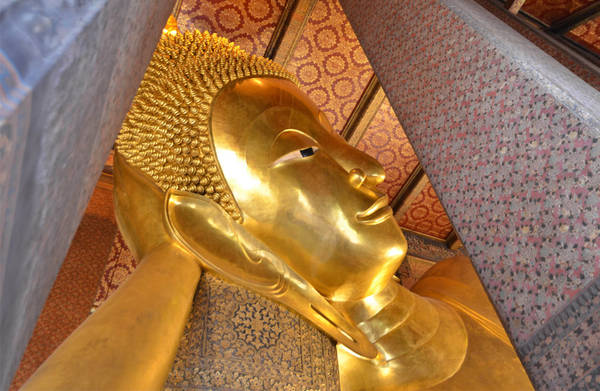 Chùa Wat Pho (hoặc Wat Po): Gọi là Chùa Đức Phật Tựa Lưng, Wat Pho là một trong những ngôi chùa cổ nhất ở Bangkok, nơi có bộ sưu tập hình ảnh Phật lớn nhất của Thái Lan. Nổi tiếng nhất là bức tượng Đức Phật ngồi dựa, dài 46 m, toàn bộ thân tượng được bọc vàng lá, chân thiết kế bằng xà cừ. Nếu muốn thư giãn, bạn có thể tìm đến trường dạy y học cổ truyền Thái, nằm ngay trong quần thể ngôi chùa. Trường cũng chính là nơi khai sinh ra nghệ thuật massage kiểu Thái. Ảnh: Bittenbythetravelbug.
