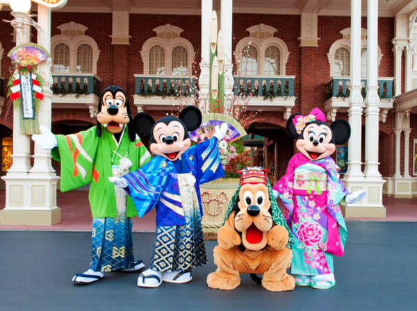 Các nhật vật quen thuộc bước ra từ những bộ phim hoạt hình của Walt Disney. Các nhật vật quen thuộc bước ra từ những bộ phim hoạt hình của Walt Disney.