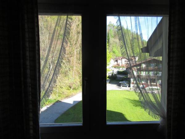 Nếu bạn ở khách sạn, cửa sổ khách sạn sẽ nhìn ra hướng núi, thật lãng mạn và thật Thụy Sĩ.