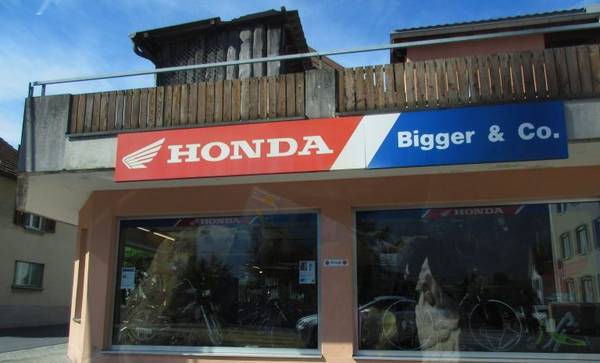 Với tiệm xe Honda bé nhỏ
