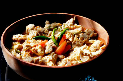 Jasha Maru Thịt gà băm nhỏ hầm ớt cay, cà chua và các nguyên liệu khác để ăn cùng cơm. Ảnh: khamphabhutan.