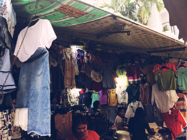 4. Chợ Hoàng Hoa Thám: Ở đây nổi tiếng từ lâu là khu đồ si lớn của Sài Gòn, và ngày càng được nhiều người quan tâm vì thú dùng đồ si thu hút giới trẻ, với chủ yếu là quần áo, giày dép, túi xách giá rẻ, như vừa bán vừa cho.