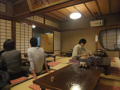 Bước vào quán, du khách sẽ thấy một khu vườn nhỏ rồi đến các phòng ăn zashiki (phòng trải sàn bằng chiếu tatami) và tokonoma (chỗ ngồi ở góc phòng treo tranh và lọ hoa). Khách đến ăn trong một nhà hàng truyền thống Nhật Bản sẽ phải ngồi bệt trên đệm và chiếu tatami. Quán đã mở thêm 2 nơi khác với bày trí hiện đại hơn nên khách lớn tuổi hay đau đầu gối có thể chọn nơi có bàn ghế. Quán chính mở cửa từ 11h tới 19h hàng ngày, đóng cửa ngày 1 và 2/1. Ảnh: Chee Sheng Ng.