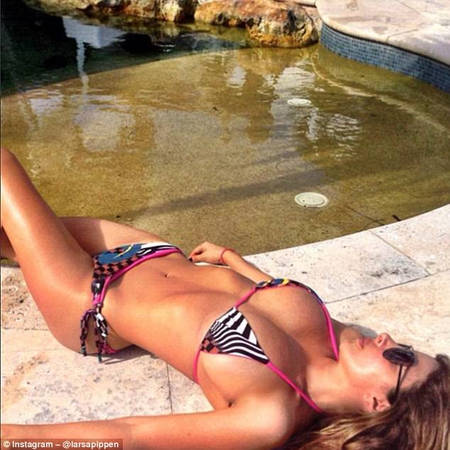 Tắm nắng: Nằm dài trên bãi cát hoặc bên bể bơi tắm nắng không bao giờ là phong cách nhàm chán trong mắt các Instagrammer. Một bộ bikini bắt mắt sẽ giúp tăng hiệu ứng cho bức ảnh. Đây là Larsa Pippen, một cô bạn của cô Kim “siêu vòng ba”, Kim Kardashian.