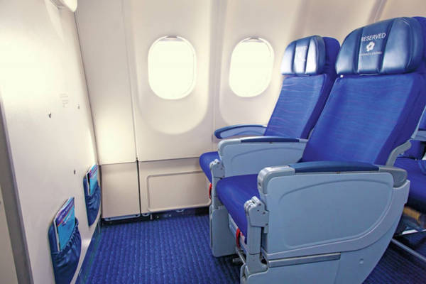 Hàng ghế cạnh vách ngăn chia khu sẽ có chỗ để chân thoải mái hơn. Ảnh: DestinAsia. Hàng ghế cạnh vách ngăn chia khu sẽ có chỗ để chân thoải mái hơn. Ảnh: DestinAsia.