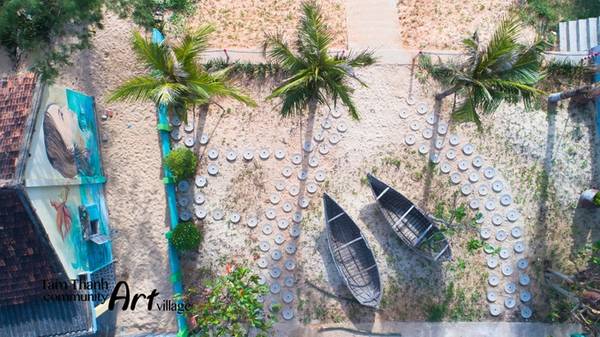 Tháng 6/2016, Tam Thanh cũng trở thành làng bích họa đầu tiên Việt Nam với hơn 100 ngôi nhà được vẽ tranh tường sinh động. Trên ảnh là bức tranh Cô gái nhìn ra biển và không gian sắp đặt thuyền thúng. Ảnh: Hà Nguyễn.