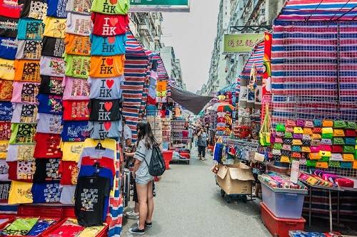 Chợ Quý Bà - thiên đường 'hàng hiệu' giá bình dân tại Hong Kong Đến Ladies Market, du khách có thể tìm thấy tất cả những món đồ bình dân cho đến các nhãn hàng cao cấp với mức giá rất dễ chịu. Cách thưởng thức dim sum như người Hong Kong / Các điểm check-in nổi tiếng châu Á và lý giải phong thủy huyền bí cho-quy-ba-thien-duong-hang-hieu-gia-binh-dan-tai-hong-kong Ngày nay, Hong Kong là một trong những điểm du lịch hấp dẫn nhất trên thế giới. Và khi đến đây, chắc chắn bạn không thể bỏ qua cơ hội ghé thăm khu phố nổi tiếng với tên gọi phố Quý Bà, hay chợ Quý Bà (Ladies Market). Hiện nay, khu chợ này nằm ở phía nam đường Tung Choi thuộc khu vực trung tâm Mong Kok, Cửu Long sau khi chuyển địa điểm từ phố Chùa (Temple Street) ở Yau Ma Tei.