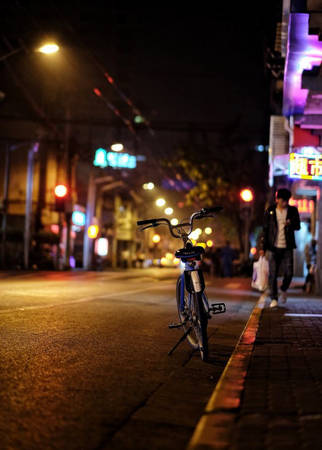 Khác với khung cảnh đông đúc và sôi động vào ban ngày, thành phố Thượng Hải rất vắng vẻ và cuộc sống diễn ra lặng lẽ vào lúc nửa đêm