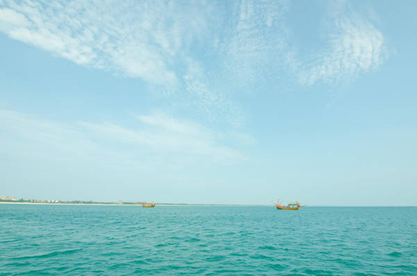 Sau chuyến xe khách gần 12 tiếng tới Quảng Trị, từ cảng Cửa Việt, chúng tôi bắt tàu ra đảo. Trời Quảng Trị tháng 5 đón chúng tôi bằng cái nắng gay gắt, trời trong không một gợn mây và biển xanh rất đỗi dịu dàng. Hành trình của chúng tôi bắt đầu từ cảng Cửa Việt.