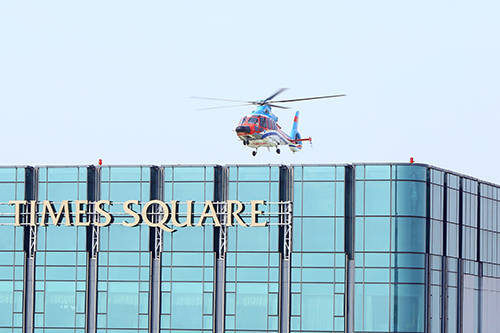 Trực thăng VNH South hạ cánh trên nóc tòa nhà Times Square. Ảnh: VNHS.
