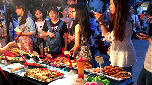 Tối đến bạn ghé chợ đêm trên đường Wua Lai, mở vào tối thứ 7, nên còn được gọi chợ đêm Thứ 7. Đến đây bạn sẽ thấy 2 khu khá rõ rệt, một phần bán đồ ăn, phần còn lại bán các mặt hàng như quần áo, lưu niệm...