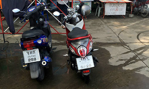 Ngày 4 Để khám phá trung tâm thành phố, phương tiện hợp lý nhất là xe máy. Các cửa hàng cho thuê xe máy rất phổ biến, giá thuê 150 - 250 baht/ ngày (100.000 - 160.000 đồng). Phí đặt cọc là 3.000 baht (2 triệu đồng) hoặc hộ chiếu. Bạn chú ý nên mang theo bằng lái, nếu không có, cảnh sát Thái Lan sẽ phạt 400 baht (260.000 đồng).