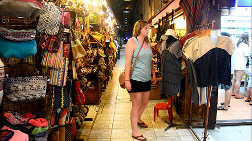  Tối đến, bạn có thể ghé chợ đêm Chiang Mai (Chiang Mai Bazzar), mở các tối trong tuần, kéo dài trên vỉa hè từ đường Tha Phae đến Sridonchai. Các mặt hàng được bán chủ yếu là đồ lưu niệm, quần áo, trang sức... Đây là chợ đêm nổi tiếng bậc nhất thành phố, nằm nối liền với chợ đêm trong nhà Kalare.
