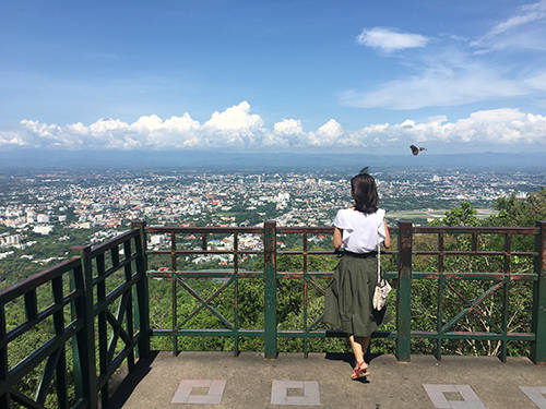 Buổi chiều bạn ghé đồi Doi Suthep, điểm đến nổi tiếng nhất Chiang Mai. Đây cũng là nơi lý tưởng để ngắm Chiang Mai từ trên cao. Dọc đường lên chùa Doi Suthep có vài điểm nghỉ có đài quan sát cho du khách ngắm cảnh.