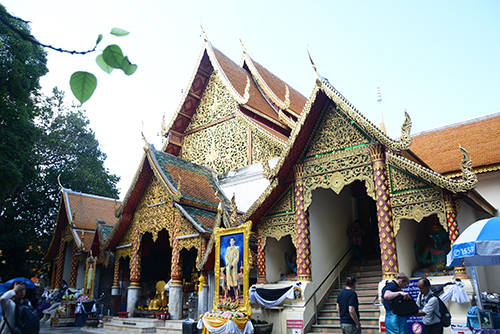 Chùa Doi Suthep, ngôi chùa linh thiêng nhất của Chiang Mai với tuổi đời 600 năm, nằm trên mực nước biển khoảng 1.000 m. Có 2 cách để lên chùa là leo bộ hơn 300 bậc thang hoặc đi cáp treo giá 30 baht, chưa kể 20 baht vé vào chùa (tổng 33.000 đồng).