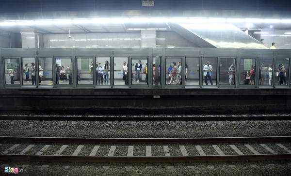 Từ năm 2008, các trạm trong khu vực Seoul do Seoul Metro và SMRT điều hành đã được trang bị các cửa chắn lên tàu, để đảm bảo an toàn cho khách chờ lên xuống. Khổ đường sắt ở đây theo chuẩn 1.435 mm.