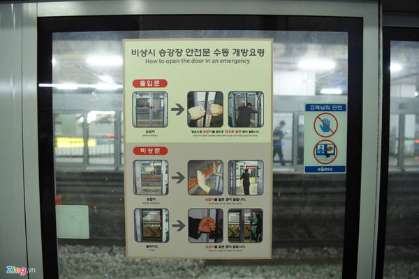  Tất cả bảng hiệu hướng dẫn an toàn, cảnh báo, khẩn cấp... trong hệ thống tàu điện ngầm Seoul được viết bằng tiếng Hàn và tiếng Anh, thậm chí tiếng cổ Hanja của Hàn. Hệ thống loa thông báo khi tàu gần tới ga cũng sử dụng song song tiếng Anh và tiếng Hàn, một số tuyến có tiếng Nhật và tiếng Trung.