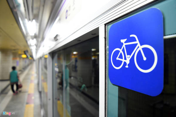 Những khu vực cuối cabin, thường nằm ở toa cuối có diện tích khá rộng rãi, cho hành khách được mang theo xe đạp vào cùng. Khách mang theo xe đạp không được sử dụng trong khu vực nhà ga, cầu thang, sảnh chờ... mà phải dắt hoặc vác theo trên người.