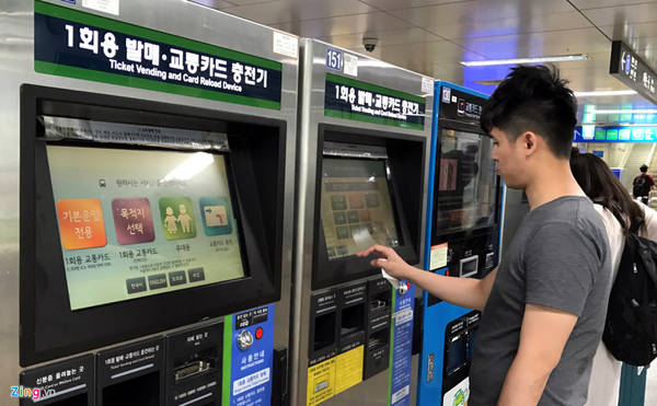  Năm 2014, toàn tuyến Metro Seoul được thống nhất giá vé, và cũng khác các tuyến KTX đi tỉnh là mua vé ở quầy nhân viên. Riêng khách đi tàu điện ngầm nội đô mua vé qua máy bán tự động.