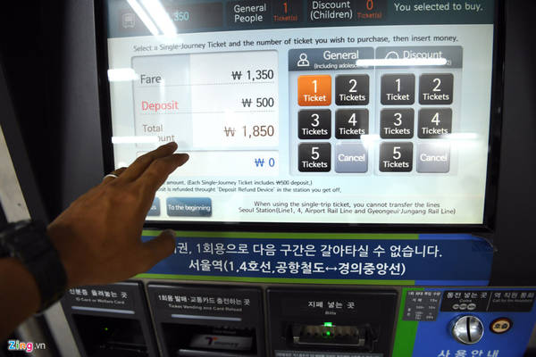 Với mỗi lượt khách lẻ đi một chặng dừng, giá vé là 1.350 won (tương đương 27.000 đồng), thẻ lên tàu sẽ lưu 500 won phí làm thẻ và có thể hoàn tiền lại cho khách khi kết thúc chuyến đi bằng máy hoàn tiền. Trẻ nhỏ được miễn phí nhưng vẫn phải chủ động lấy thẻ lên tàu qua máy tự động.