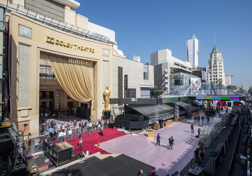 Với những người yêu điện ảnh, tới Los Angeles chắc chắn không thể bỏ qua các điểm đến nổi tiếng nhất của thành phố này như phim trường Universal, Disneyland, quần thể kiến trúc Getty Center, Đại lộ Danh Vọng, bãi biển Venice (ảnh), nhà hát Dolby – nơi diễn ra lễ trao giải Oscar hàng năm.